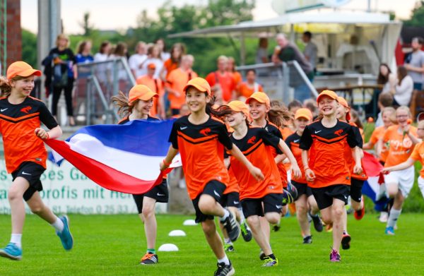 Internasjonale fotballturneringer for kvinnelige juniorer, som løper inn ved åpningsseremonien.