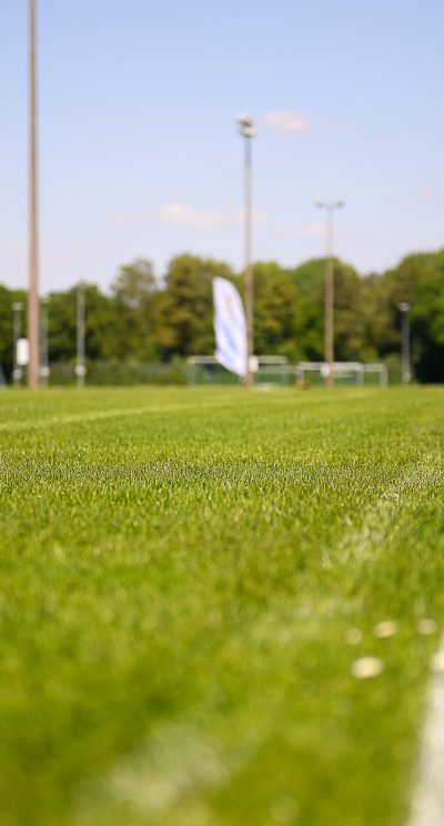 Voetbaltoernooien op een sportcomplex met uitstekende velden