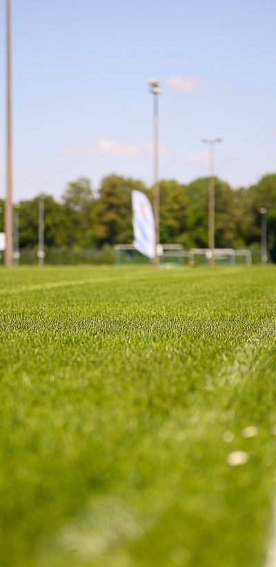 Voetbaltoernooien op een sportcomplex met uitstekende velden