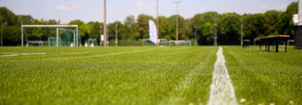 Fotballturneringer på et idrettsanlegg med utmerkede baner.