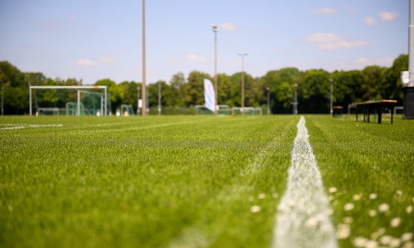 Fotballturneringer på et idrettsanlegg med utmerkede baner.