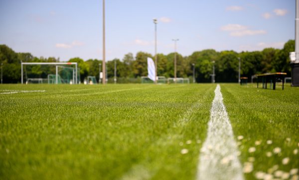 Internationale_Fussballturniere_Rasenplatz_Linie Fußballturniere auf einer Sportanlage mit hervorragenden Plätzen