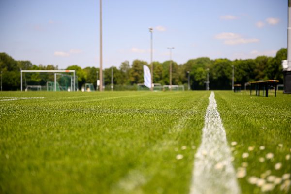 Voetbaltoernooien op een sportcomplex met uitstekende velden