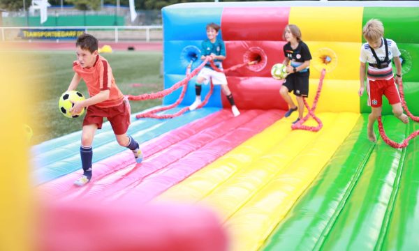 Tournoi de football à la Ballfreunde - beaucoup de plaisir en dehors du terrain avec la piste d'élastiques.