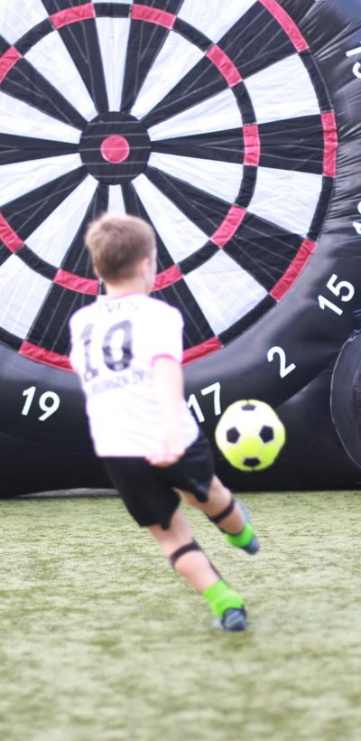 Torneo de fútbol con la Ballfreunde: mucha diversión también fuera del campo con dardos futbolísticos.