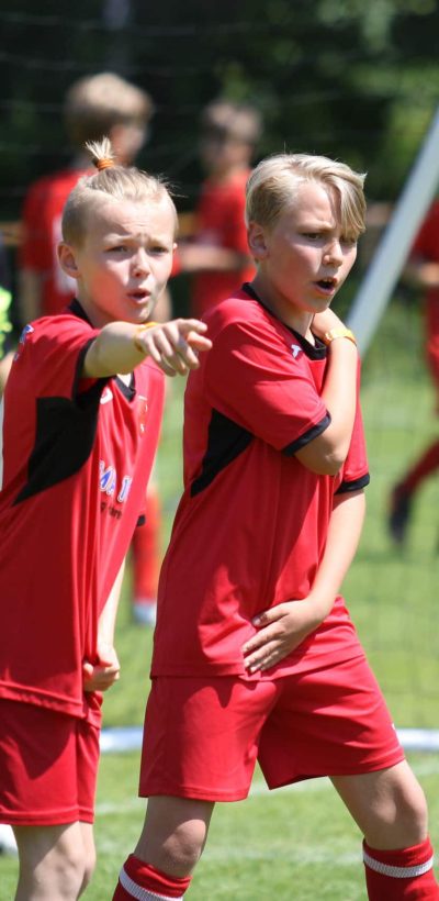 Jugendfussballturnier_Spielszene_Mauer Jugendfußballturnier Szene: Kinder bilden eine Mauer
