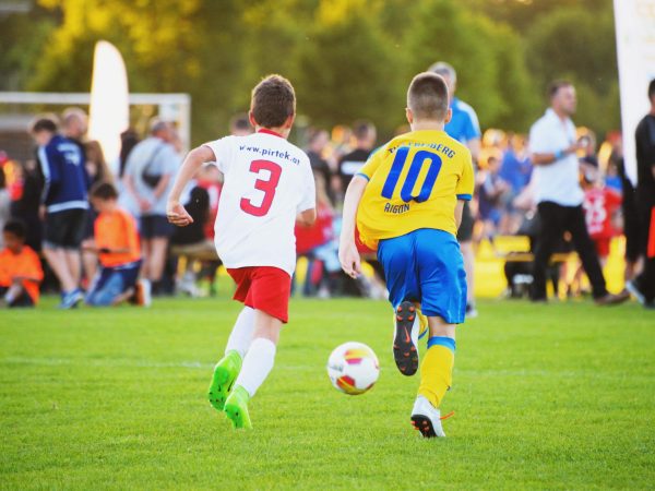 Ungdomsfodboldturnering E-youth turnering, duel om bolden