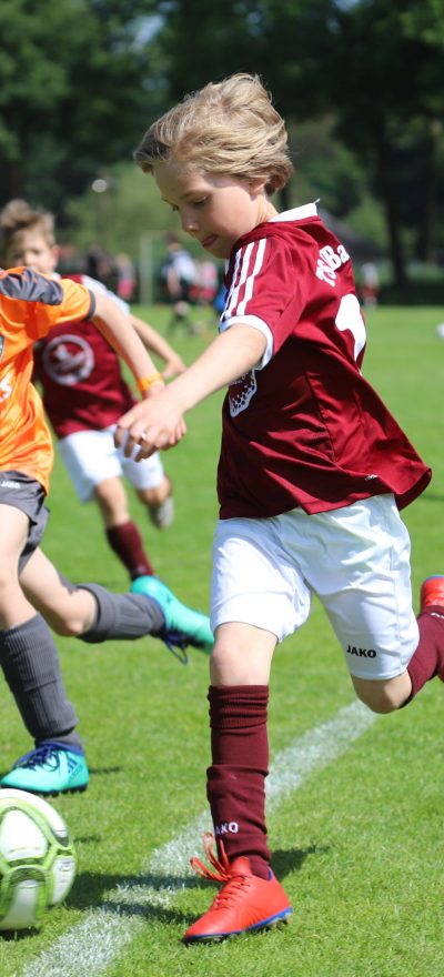 Jugendfussballturniere_Spielszene_E-Jugend_Titelbild Jugendfussballturnier E-Jugend Turnier in Deutschland mit viele Zweikämpfen