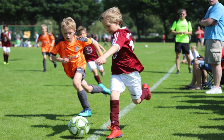 Jugendfussballturnier E-Jugend Turnier in Deutschland mit viele Zweikämpfen