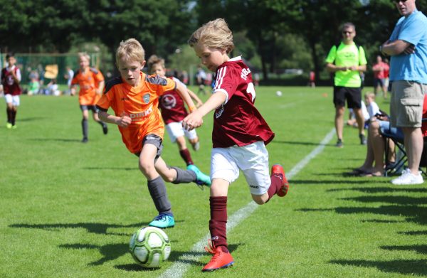 Jugendfussballturnier E-Jugend Turnier in Deutschland mit viele Zweikämpfen