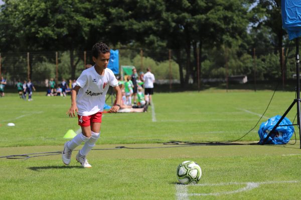 Jeugd voetbaltoernooi, F-jeugd toernooi, hoekschop door een speler