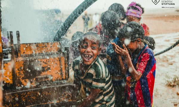 Wasser ist Leben und wir unterstützen das mit der Neven Subotic Stiftung und Ballfreunde