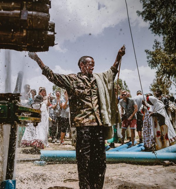 Gemeindebrunnen in Afrika geöffnet durch Hilfe von Ballfreunde und Neven Suobtic