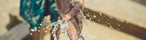 Neven_Subotic2 Afrikanisches Kind wäscht sich mit Wasser gestiftet von Neven Subotic