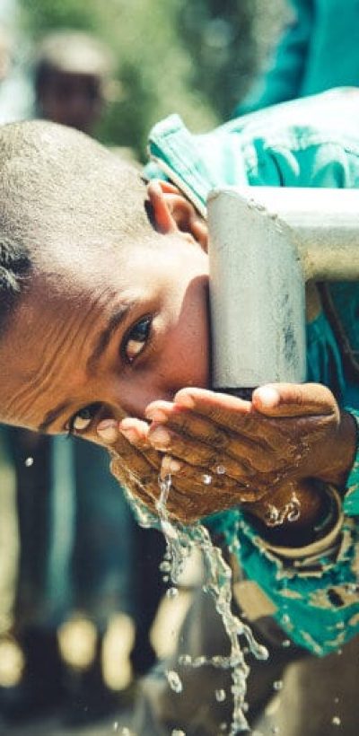 Neven_Subotic9 Afrikanisches Kind kann Wasser trinken durch die Neven Subotic Stiftung