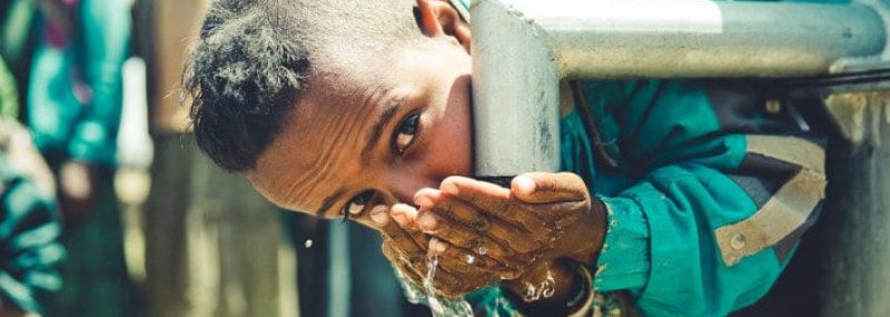 Afrikanisches Kind kann Wasser trinken durch die Neven Subotic Stiftung