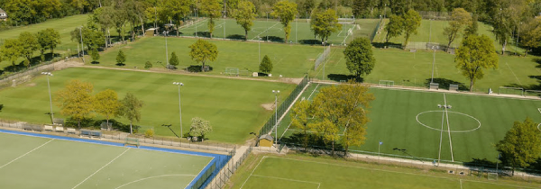 Výborná travnatá hřiště na našich turnajích Ballfreunde